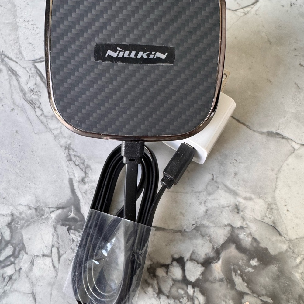 Nillkin Carbon Fiber Wireless Charger